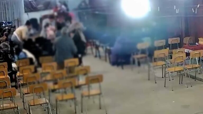 Cámara capta ingreso de balas y minutos de terror en pleno culto religioso en Colina