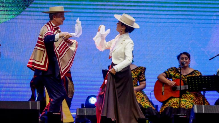 ¿Aprobó su primera cueca? Expertos evalúan presentación del pdte. Kast en inauguración de fondas en Parque O'Higgins