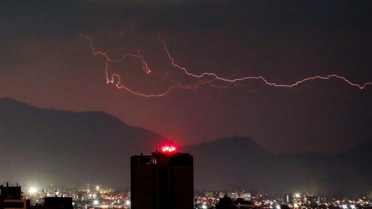 Incluida la RM: Emiten aviso por tormentas eléctricas en seis regiones del país