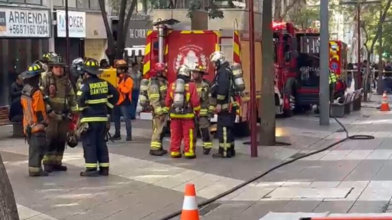 Emergencia química obligó a evacuar edificio en pleno centro de Santiago