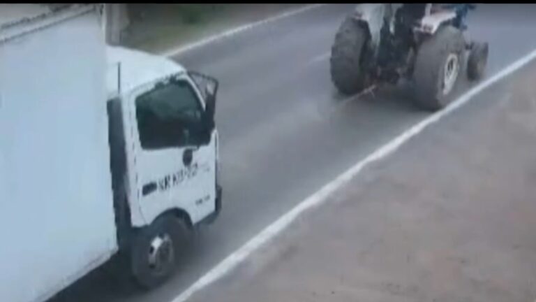 Delincuentes roban camión cargado de carne y lo arrastran con tractor