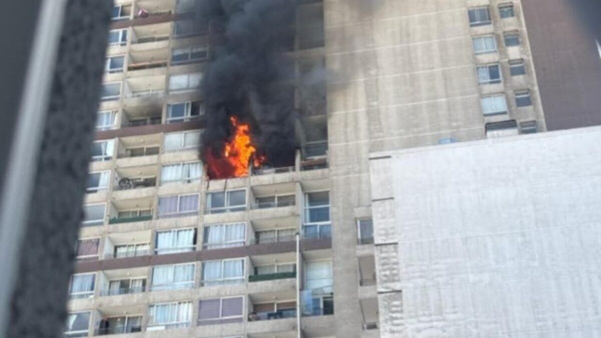 Incendio en edificio de Santiago Centro moviliza a Bomberos y obliga a evacuación