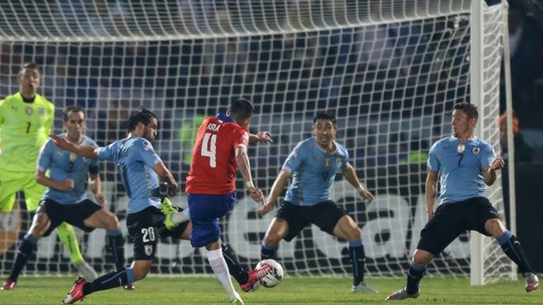 Al estilo Messi: Mauricio Isla anunció su retiro del fútbol profesional