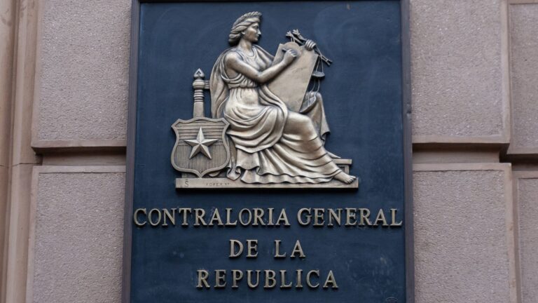 30 llevan más de 3 años: Contraloría detectó 485 funcionarios con extensas suspensiones preventivas mientras recibían sueldo
