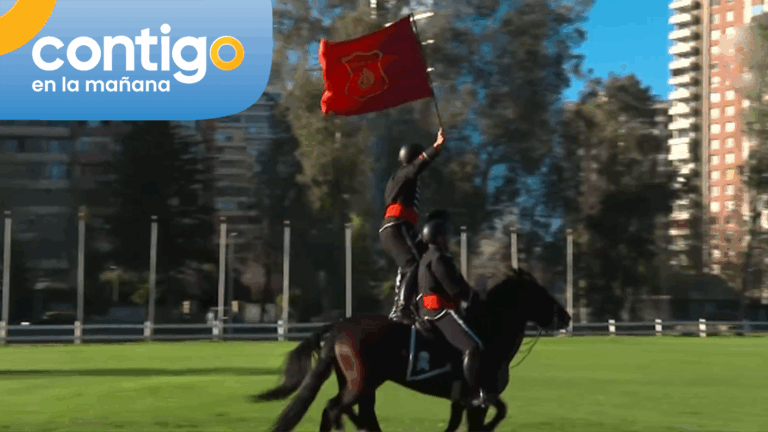 ¡Un saludo a la bandera! La arriesgada acrobacia del cuadro negro del Ejército que sacó aplausos