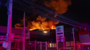 Gigantesco incendio se desata en la zona franca de Iquique