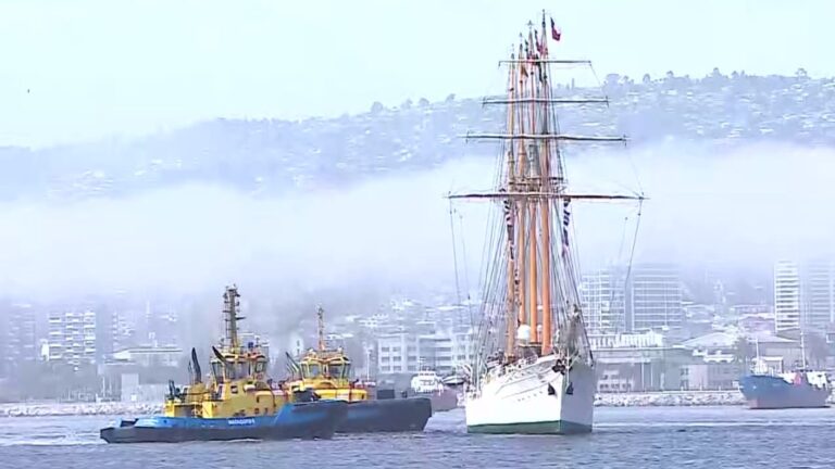 Buque Esmeralda recaló en Valparaíso tras 154 días de navegación y más de 13 mil millas náuticas