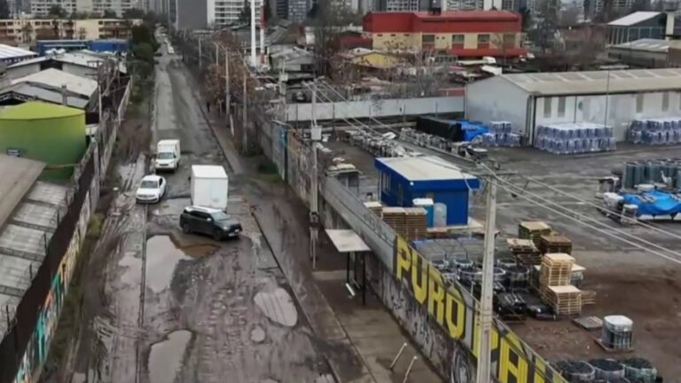 Chile a medias: Pésimo estado de las calles en Estación Central obligó a vecinos a tapar hoyos con tierra