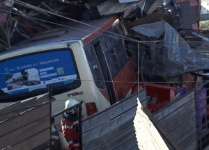 Micro desbarrancó y chocó con una casa en Valparaíso: Habría tenido desperfecto en los frenos
