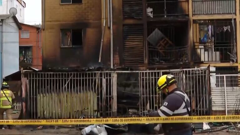 Incendio arrasa con edificio y deja dos muertos en Cerrillos