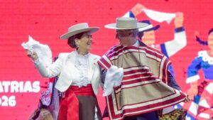 Con poncho y sombrero: Así fue el primer pie de cueca del presidente Kast en la inauguración de las tradicionales fondas en el Parque O'Higgins