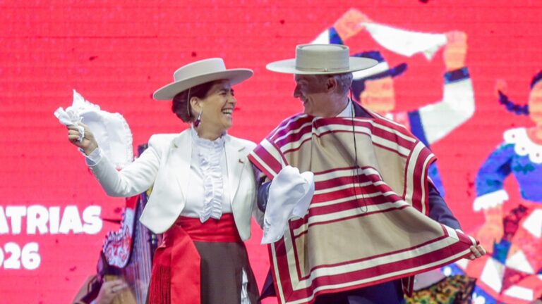 Con poncho y sombrero: Así fue el primer pie de cueca del presidente Kast en la inauguración de las tradicionales fondas en el Parque O'Higgins
