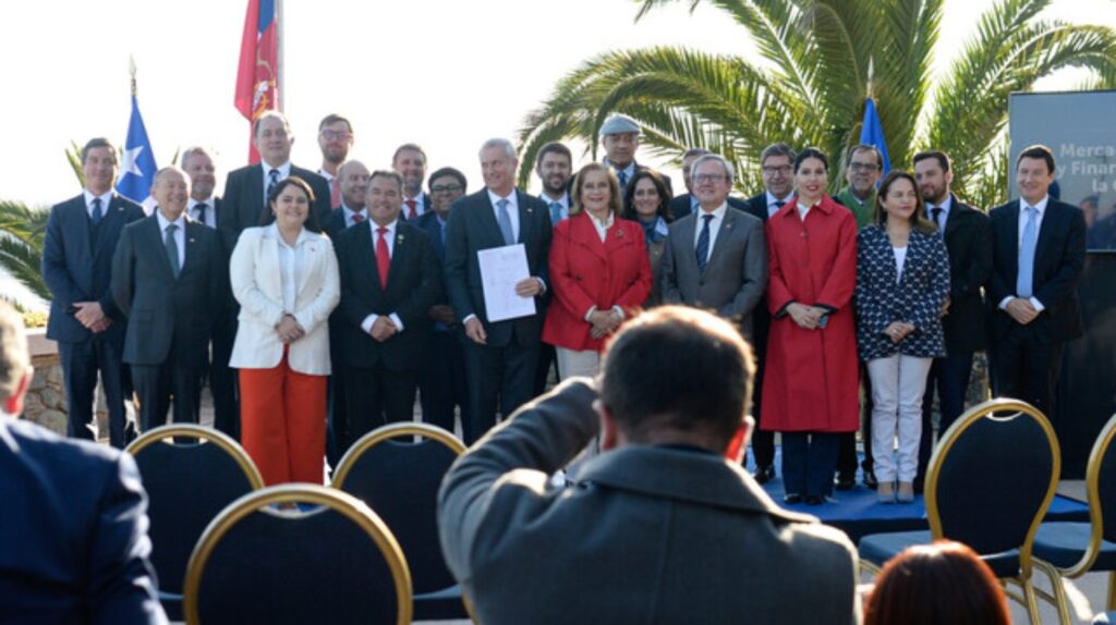 El Presidente José Antonio Kast presenta proyecto de ley de reforma al mercado de capitales, que “facilitará el acceso a la vivienda”, junto a los ministros de Hacienda, Jorge Quiroz; Vivienda, Iván Poduje; Segpres, José García García Ruminot; Economía, Daniel Mas, y Desarrollo Social, María Jesús Wulf.