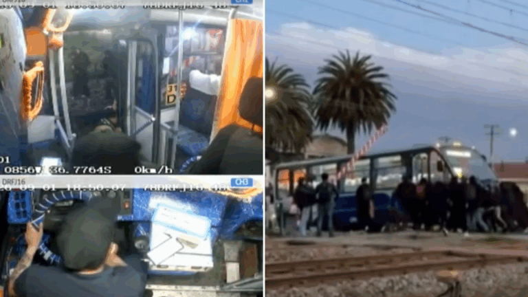 VIDEO | Momentos de terror: Pasajeros empujaron micro que quedó en panne en plena línea del tren