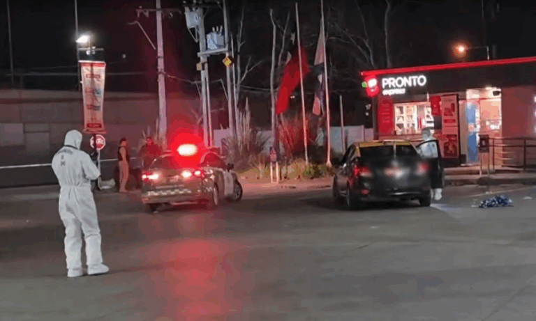 Hombre muere baleado dentro de taxi tras persecución y ataque desde camioneta