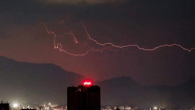 Incluye la RM: Pronostican tormentas eléctricas hasta este domingo en 6 regiones del país