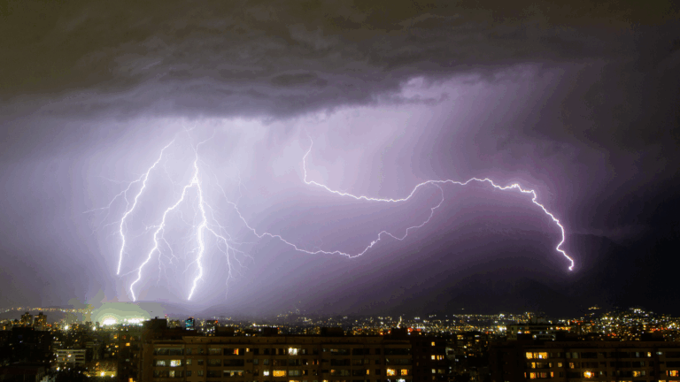 Emiten aviso por tormenta eléctrica para HOY domingo en tres regiones del país