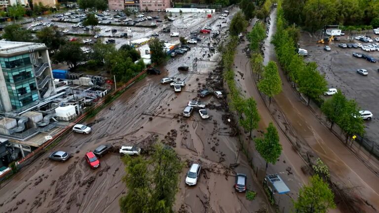 MINUTO A MINUTO | Aluvión provoca grave emergencia en Las Condes: Declaran Alerta Roja en 10 comunas