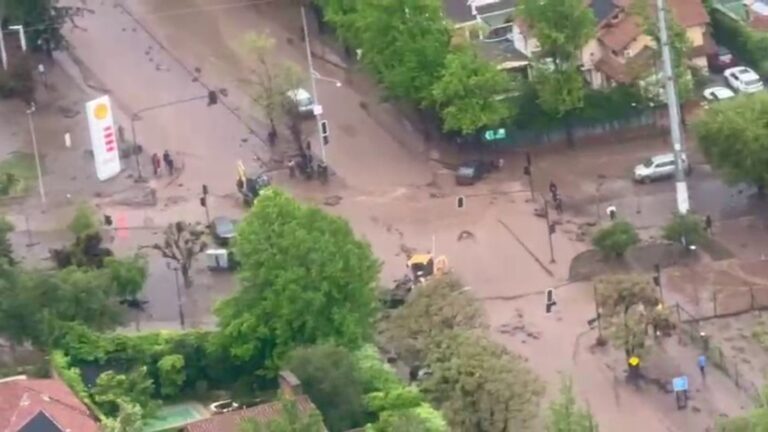 AHORA | Videos aéreos de Carabineros muestran magnitud de aluvión en San Carlos de Apoquindo