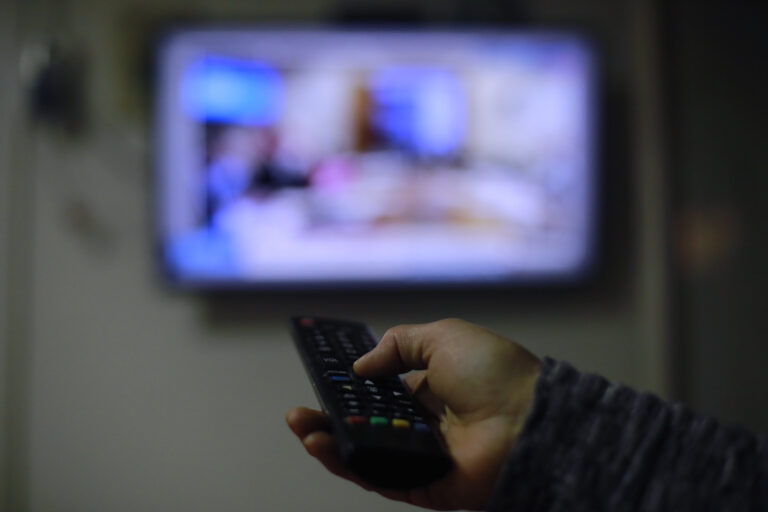 Subtel ordena bloquear casi 2 mil sitios de TV pirata en Chile: revisa cuáles son las plataformas afectadas