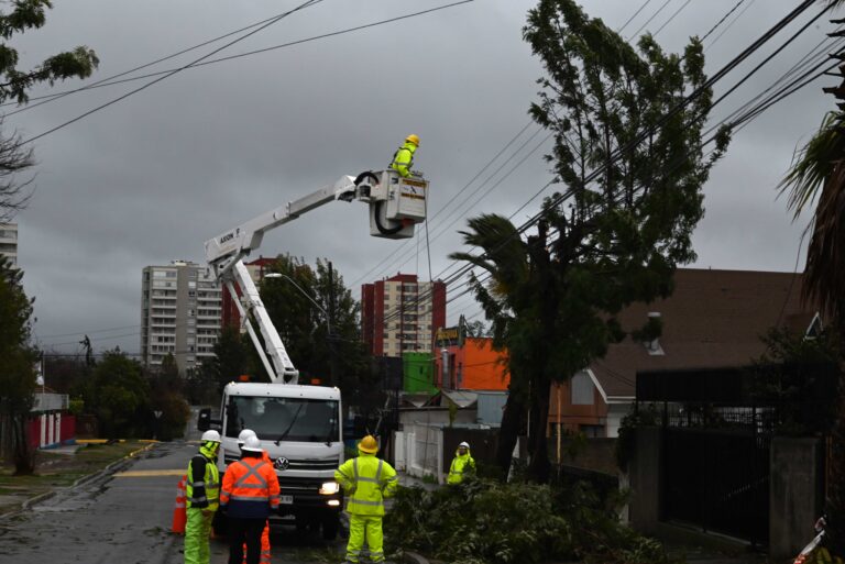 Más de 9 mil clientes están sin luz en la RM en medio de sistema frontal