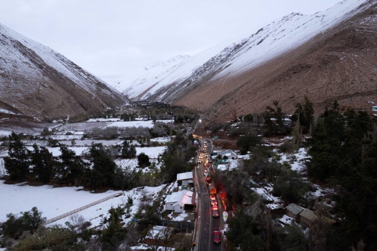 DMC emite avisos por tormentas eléctricas y nevadas en dos regiones del norte de Chile