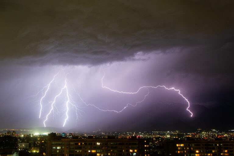 Anuncian tormentas eléctricas para esta semana en siete regiones incluida la RM