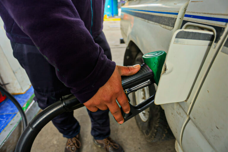 Hasta $90 por litro: Anticipan nuevas alzas de combustibles para los próximos días