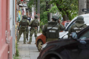 Sujeto que disparó en pleno centro de Santiago dejó un herido y escapó tras parapetarse en un inmueble