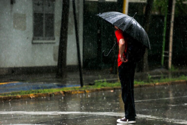 Lluvias regresan a Santiago: Revisa qué días lloverá y cuántos milímetros caerán