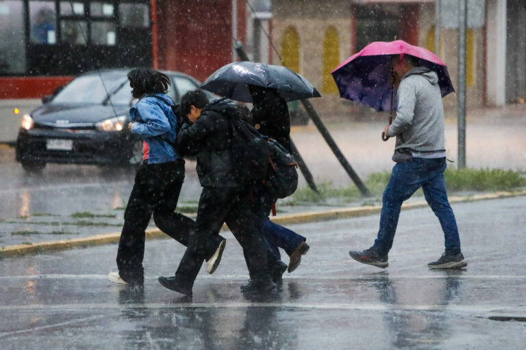 Lluvias en Santiago EN VIVO: Sigue las últimas noticias, alertas y emergencias por el sistema frontal