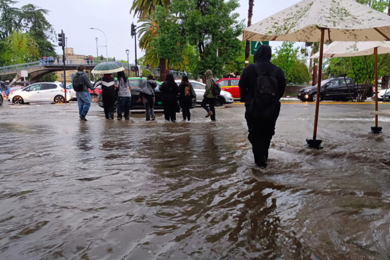 Lluvias intensas en Santiago: Estas son las comunas que podrían verse más afectadas