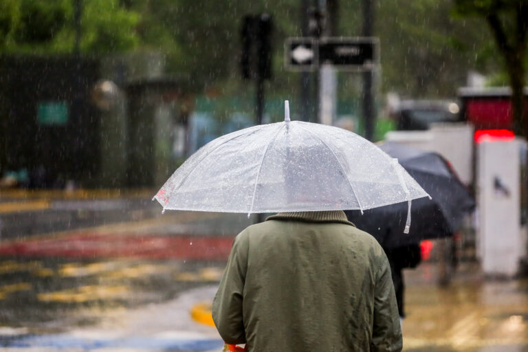 Pronóstico del tiempo en Santiago: prevén chubascos y máximas de hasta 27°C durante la semana
