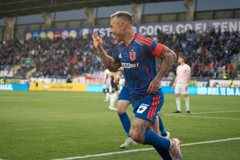 La U golea a Everton con triplete de Vargas y acorta distancia con Colo Colo