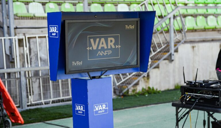 Argentina se adelanta a Chile y anuncia el VAR semiautomático: De qué se trata y cuándo se implementará