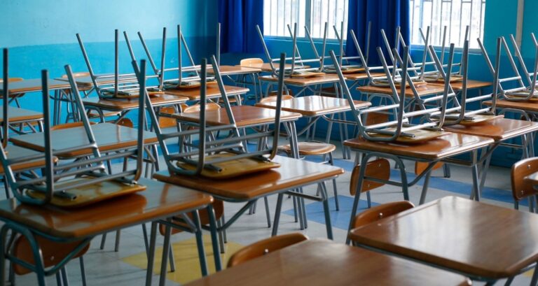 Aluvión en Las Condes: Estas son las 10 comunas que no tendrán clases este viernes