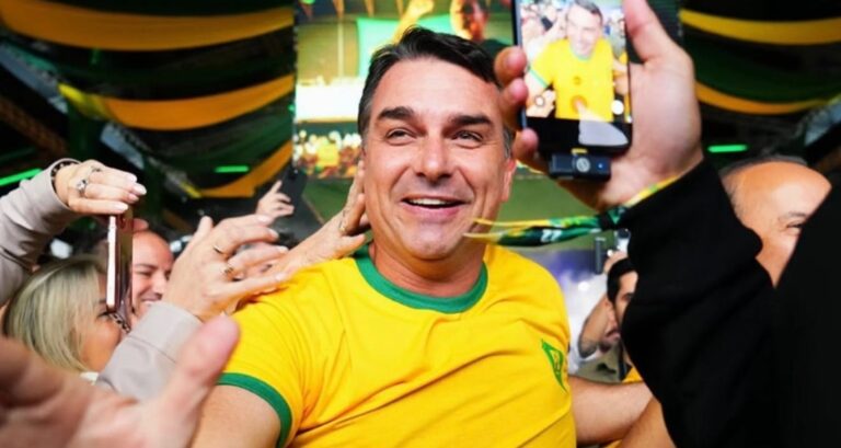 Confirman viaje de Flávio Bolsonaro a EEUU con escala en Argentina: Sería recibido por Donald Trump
