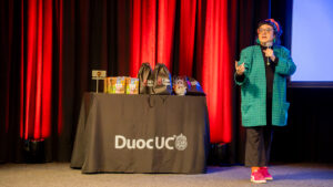 Constanza Peralta durante su charla a estudiantes de Duoc UC