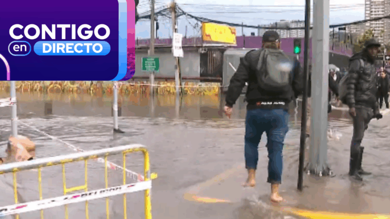 Caos en la Región Metropolitana: Transeúntes cruzan descalzos las calles inundadas