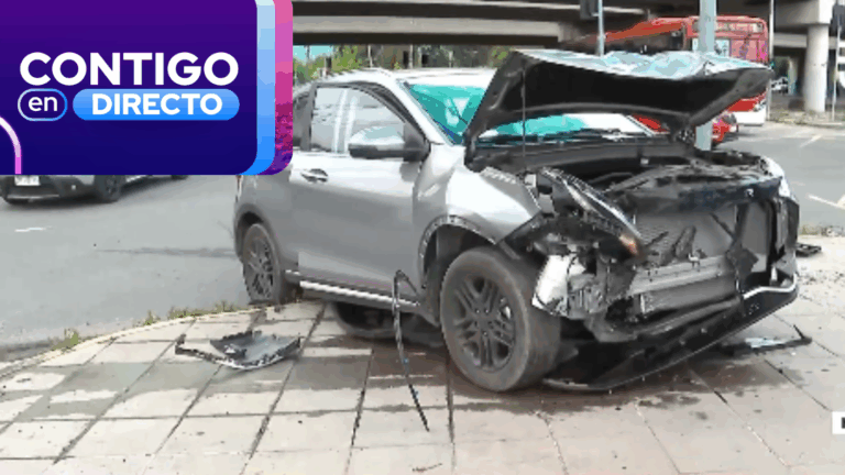 Por semáforo apagado: fuerte colisión de vehículos particulares en Macul genera congestión vial