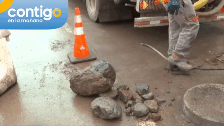 Medidas preventivas ante lluvias: Retiran piedras gigantes de alcantarillado en Las Condes