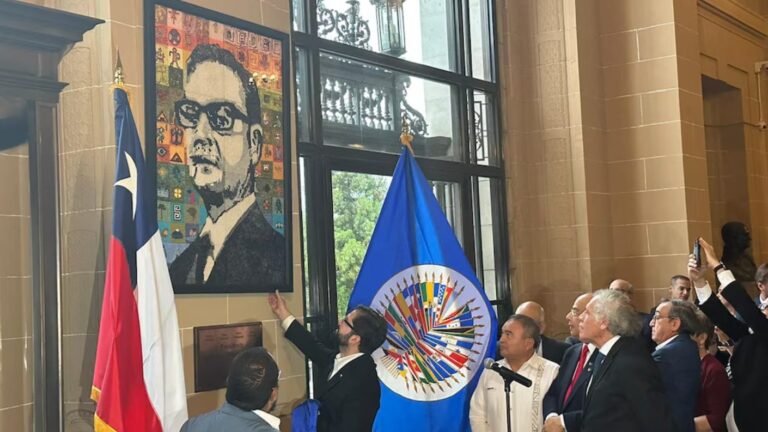 PS manifestó su rechazo: Controversia por retiro de retrato de Salvador Allende de sede de la OEA