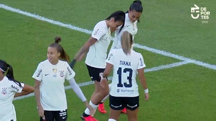 Con baile en el festejo: Corinthians aumenta la ventaja ante Colo Colo aprovechando un penal
