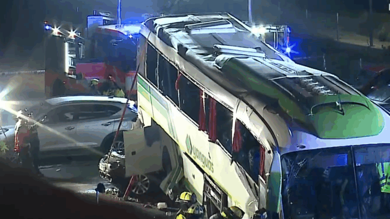 Fatal accidente en Valparaíso: Bus con pasajeros se desbarrancó y aplastó un automóvil