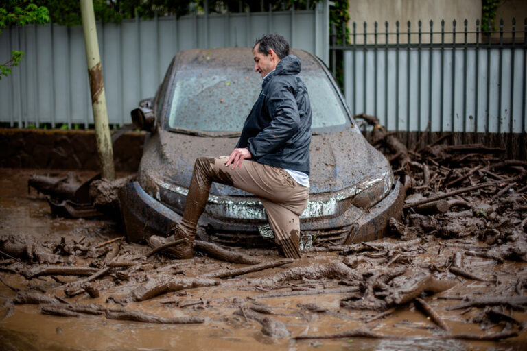 Decenas de autos atrapados en el barro: Así amaneció Las Condes tras el aluvión