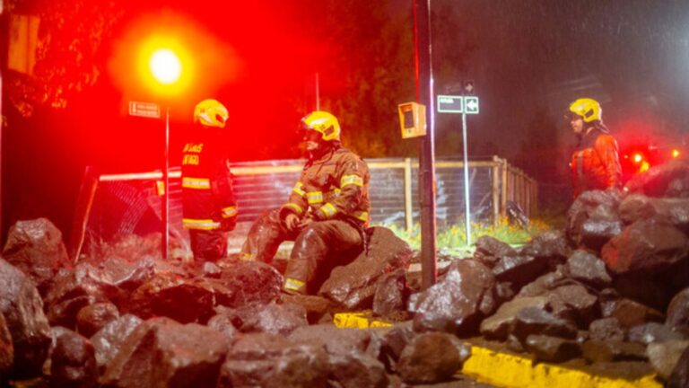 MINUTO A MINUTO | Emergencia por aluvión en Las Condes: Suspenden clases en 10 comunas