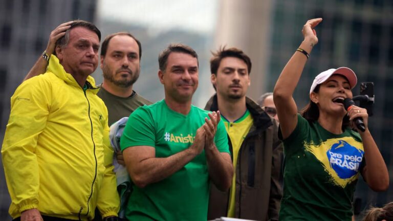 Elecciones en Brasil: 4 miembros de la familia Bolsonaro aseguran escaños en el Congreso