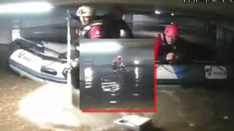 VIDEO | Buceando y en bote: Equipo de emergencia recorre subterráneo inundado en edificio de Ñuñoa