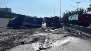 AHORA | Volcamiento de camión en Vespucio Sur: Tránsito cortado en todas las pistas
