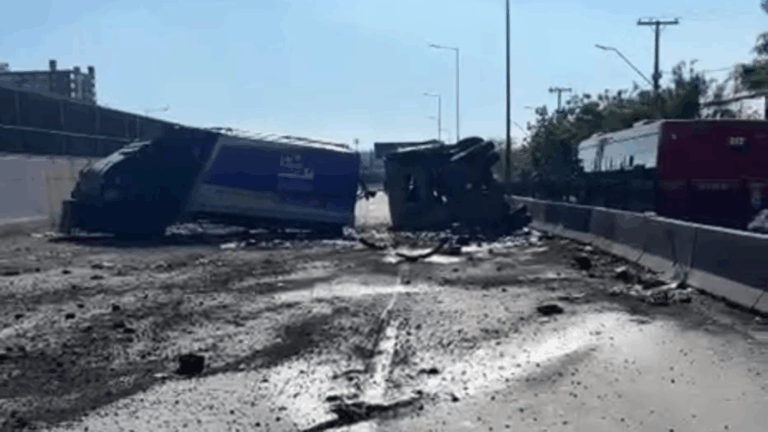 AHORA | Volcamiento de camión en Vespucio Sur: Tránsito cortado en todas las pistas